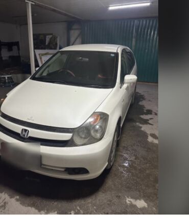 рестоврация дверей: Белый минивэн Honda Stream. Этот автомобиль предлагает просторный