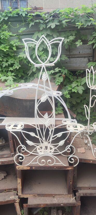 Полки для цветов: Кованая подставка для цветов, выполненная в виде стилизованного — 7