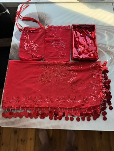 Xonça: Qırmızı rəngdə, pulcuqlar və naxışlarla bəzədilmiş bəzək dəsti. Dəstə -da lalafo.az — 3 Xonça: Qırmızı rəngdə, pulcuqlar və naxışlarla bəzədilmiş bəzək dəsti. Dəstə — 3