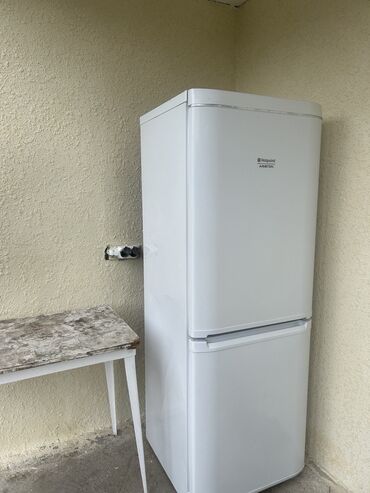 встраиваемый холодильник: Холодильник Hotpoint Ariston, Б/у, Двухкамерный, 190 *