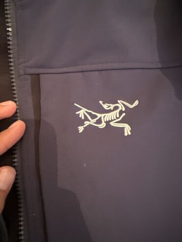шапочки с надписями: Куртка softshell Arc’teryx с капюшоном, темно‑синяя. Особенности: -