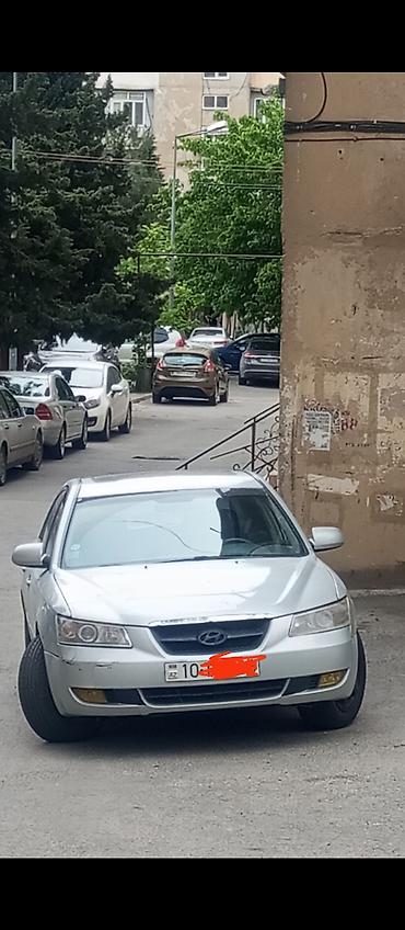 sonata 2003: Hyundai Sonata sedan modeli gümüşü rəngdədir və zərif dizayna — 2
