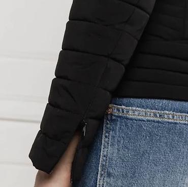 Üst geyimi: Qadınlar üçün qara qısqa quilted yüngül jaket - Rəng: qara - Siluet — 3