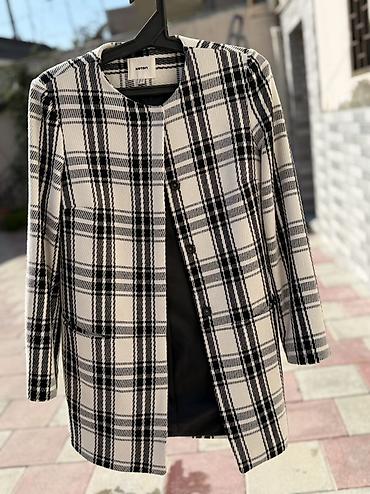 dəst qadın geyimləri: Qadın üst geyimləri dəsti 1) Qara qısa jaket - Model: asimmetrik ön — 10