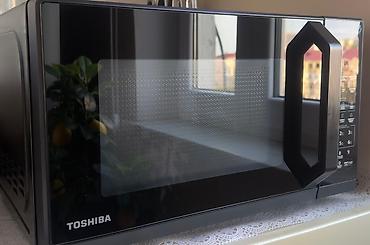 Микроволновки: Toshiba mikrodalğalı soba – qara rəng, ön şüşə pəncərə və iri, rahat — 1