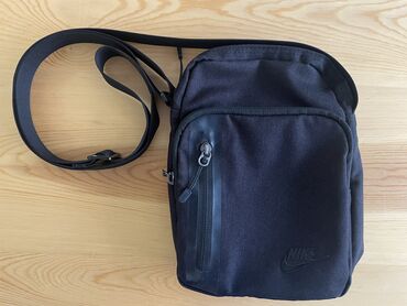 nike çanta: Nike Elemental Premium Crossbody Bag Seliqeli ishledilib, hech bir