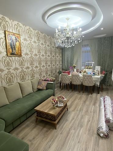 Qonaq otağı dəstləri: Təsvir: - Zal: Zərif kristal çilçıraq, dairəvi-naxışlı alçıpan tavan — 2