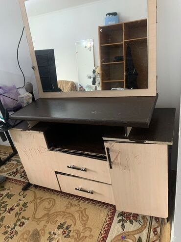 сдается визажный стол: Туалетный столик, С зеркалом, цвет - Коричневый, ЛДСП
