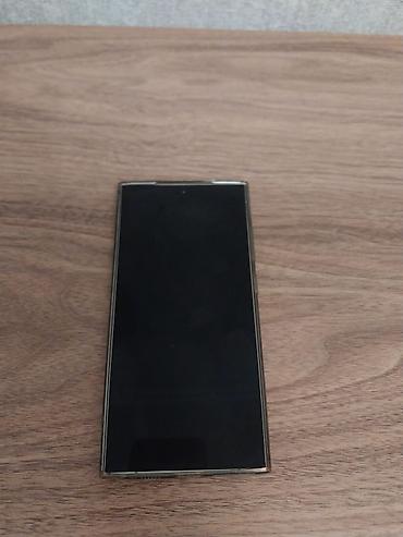 qara ekran şəkli: Samsung S24 ultra 512 gb telefonun ekraninda kamera terefde nazik — 1