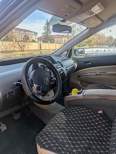 Другие детали салона: Toyota Prius — гибридный хэтчбек (салон) Особенности и оснащение: - — 3