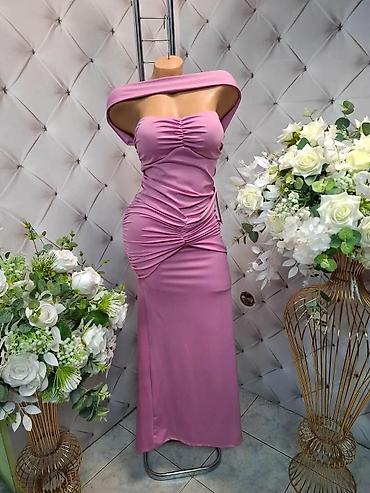 bordo svecane haljine: Elegantna duga haljina bez bretela sa nabranim detaljima - Model — 2