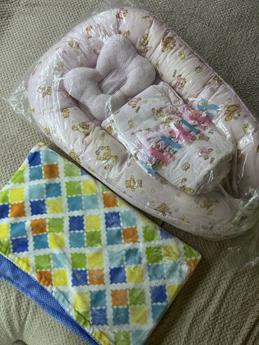 кроватка для новорожденных: Продаю гнездышко для новорожденных и одеяло Б/у как новое Всё вместе