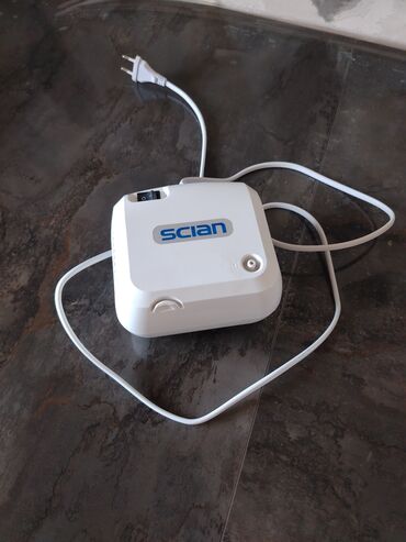 Ингаляторы, небулайзеры: Bu, ağ rəngdə və "Scian" loqosu olan kompakt bir nebulizerdir. Cihazın