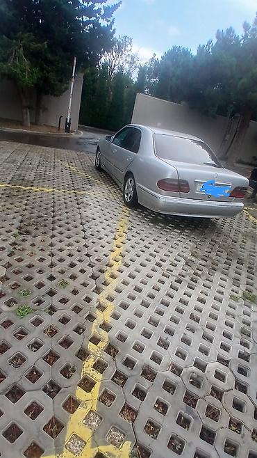 w210 duman: Mercedes-Benz E‑Class sedan (W210), gümüş rəng. - Kuzov: 4 qapılı — 2