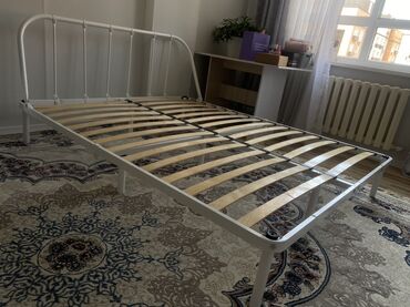 кровать металлические: Металлическая кровать белого цвета с изголовьем и изножьем