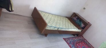 Кровати: Б/у, Односпальная кровать, С подъемным механизмом, С матрасом