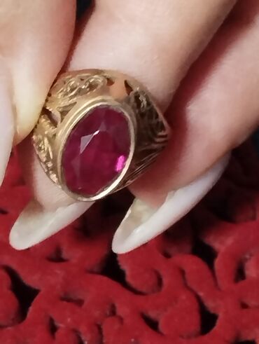 золотая кольца: Золотое женское кольцо в отличном состоянии. Сделано в СССР . Камень