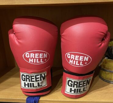 İdman formaları: Məhsul: Green Hill boks əlcəkləri - Rəng: Qırmızı - Brend loqosu