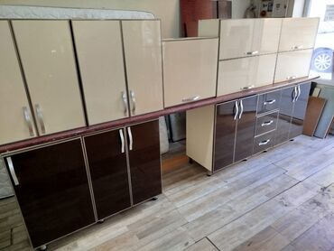 Masalar və oturacaqlar: Mətbəx mebeli satılır. Qiymət 500 azn. Ölçü 3m45 sm. Matreal parlaq