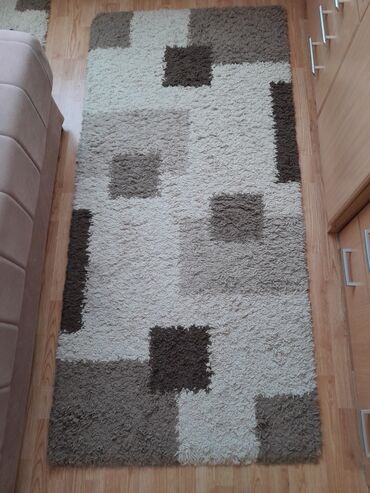 Kuća i bašta: Tri čupava tepiha,jedan je veći ( 95×200cm),dva su manja ista( 75×