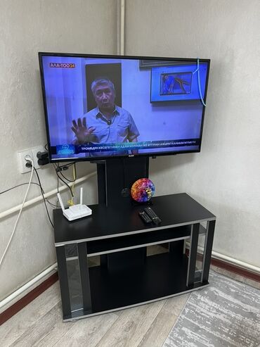 прикроватная тумбочка на английском: Телевизор и тумба под телевизор с интегрированным стойкой‑кронштейном