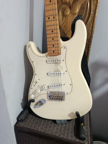 комбоусилитель для электрогитары: Электрогитара в стиле Stratocaster, цвет винтажный айвори
