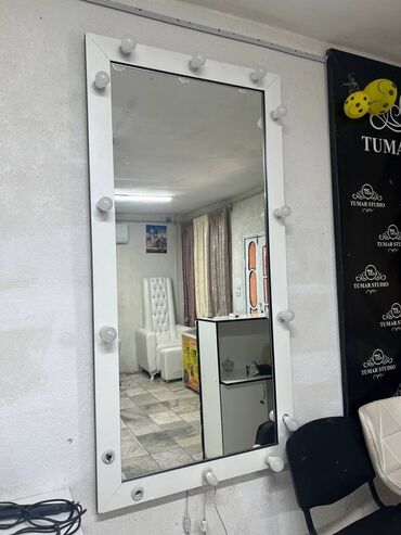 Зеркала: Гримерное зеркало с подсветкой - Вертикальное зеркало в белой раме -