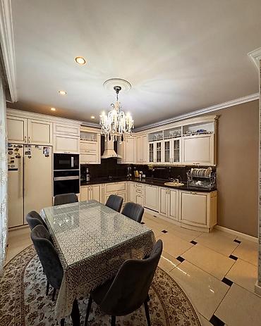 Продажа коттеджей и домов: 🏡🌳 Продаётся большой дом в селе Кок-Джар 📍 Адрес: ул. Алапаева 16 📐 — 4