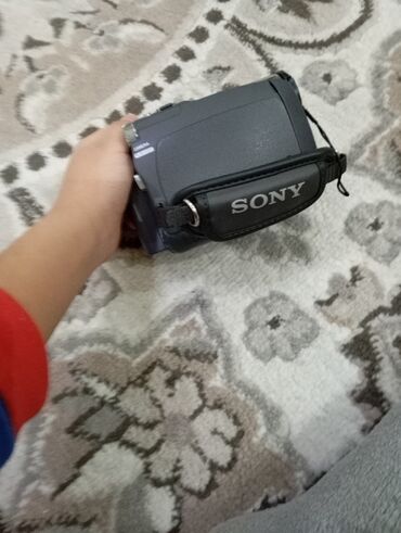Видеокамеры: Продаю видеокамеру sony handycam 20 срочно не работает дефект