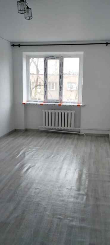 сдаётся квартира в районе пишпек: 1 бөлмө, 18 кв. м, Жатакана жана мейманкана түрүндө, 4 кабат, Косметикалык ремонт