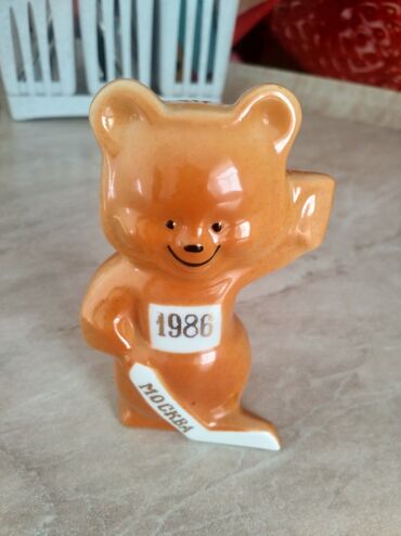 Статуэтки: Олимпийский медведь 1986г. Дулевский фарфоровый завод. Состояние