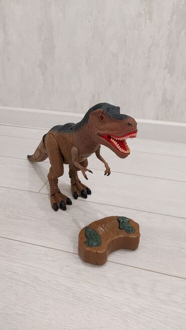 Тираннозавр-рекс издает разные грозные звуки и двигается с пульта
