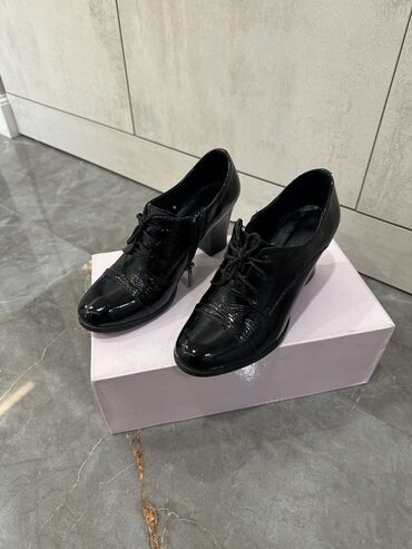 лакированные мужские туфли: Продаю туфли 35,5 размер лакированная кожа качество супер