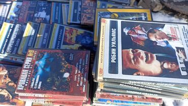 CD, DVD диски: DVD диски с фильмами в количестве 90 шт.Продаю цена 500 сом за все по