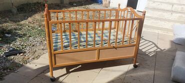 продам детскую кроватку: Для девочки и мальчика, Б/у, Четырехугольная, Колыбель, Без бортиков, С матрасом, Без механизма качания