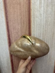 tek qaş üzük: Oval formalı, qızılı-sarı tonlarda sərt korpusa malik qadın clutch