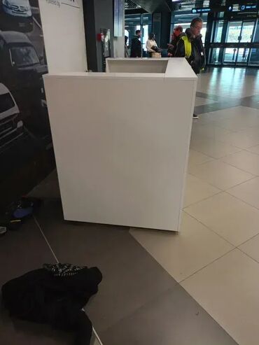 Ostali nameštaj: Pult 15 Materijal: Izrađen od Univera u belom dekoru, debljine 18mm — 5