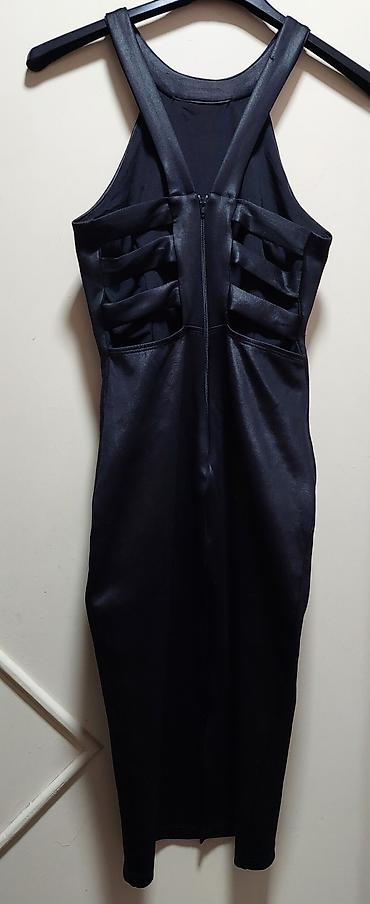 haljine sportska elegancija: Elegantna crna haljina bez rukava, midi dužine, pripijenog kroja. - — 2