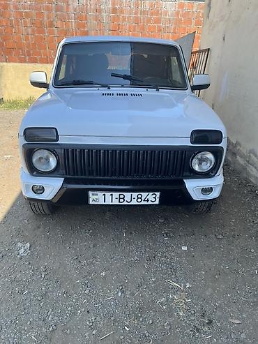 15 38 təkər: VAZ Lada Niva 3 qapılı, ağ rəngli off-road SUV - Kuzov: kompakt 3 — 4