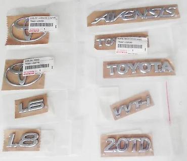 Auto delovi, gume i tjuning: Samolepljv znak Toyota 7,9 x 5,2cm - original. Samolepljvi znak Toyota — 2