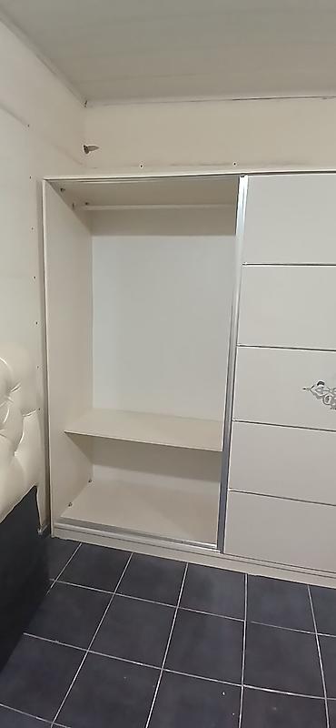 heyet mebeli: Ağ rəngdə sürgülü şkaf və çarpayı dəsti.Yataq desti satilir; deste — 3