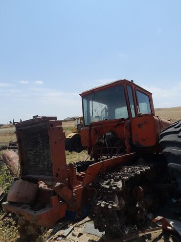 Traktor qoşquları: Bu, əkinçilik və ağır işlər üçün nəzərdə tutulmuş tırtıllı traktordur