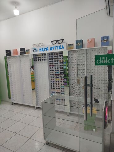 Dolab vitrinləri: Optika mağazası üçün vitrin və avadanlıq komplekti - Şüşə vitrin