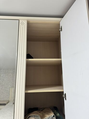 Спальные гарнитуры: Спальный гарнитур в классическом стиле, цвет айвори. Состав: - — 3