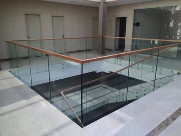 Pilləkən məhəccərləri: Şüşə panellərdən ibarət müasir pilləkən məhəccəri. Məhəccər — 5