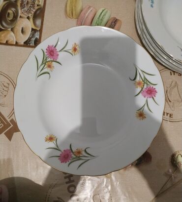 белая посуда: Продается Японские тарелки в количестве 11 шт. С красными цветами 6