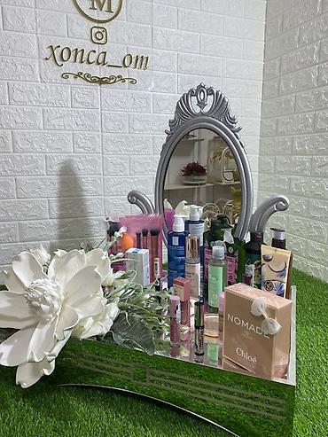 Aksesuarlar üçün vitrinlər: Hazır biznesdir, 4 ferqli modelde xonçalardır. 3 növde hazır güller — 1