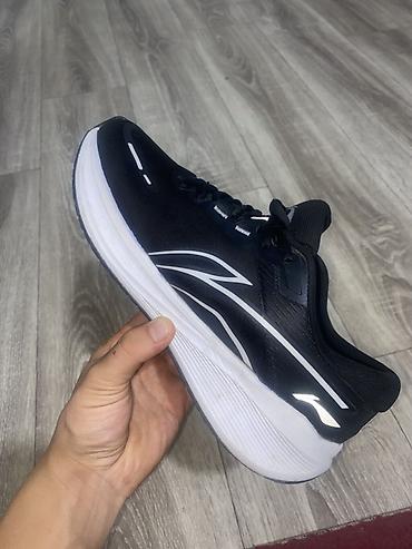 Кроссовки для бега Li-Ning (модель с фирменным логотипом на боковой