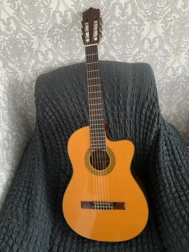 гитара шестиструнная: Классическая гитара с вырезом (cutaway) - Тип: акустическая