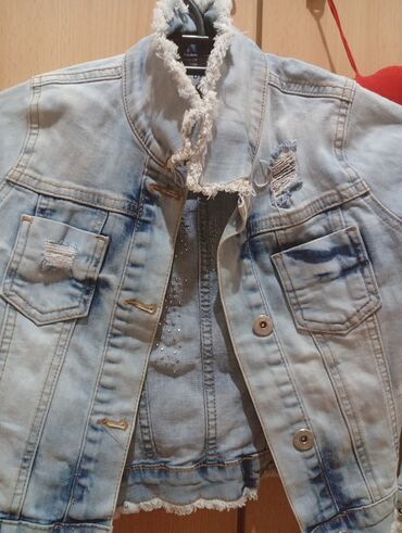 Ostale jakne, kaputi, prsluci: Ženska teksas jakna, svetloplava (wash efekat), sa ukrasima. - — 3
